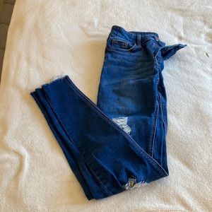 Skinny jeans with frayed edges